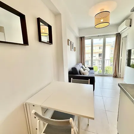 Cozy For 4 - Wifi & Air Conditioning 니스