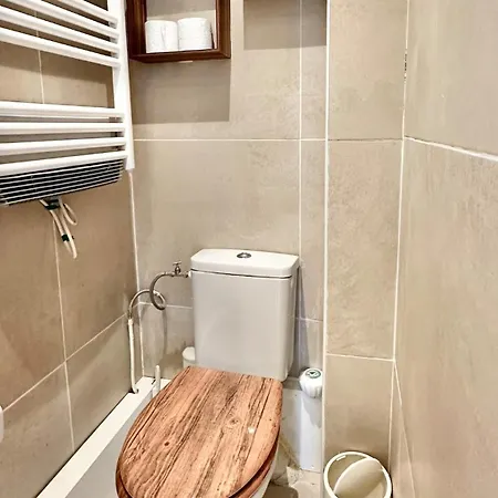 아파트 Cozy For 4 - Wifi & Air Conditioning